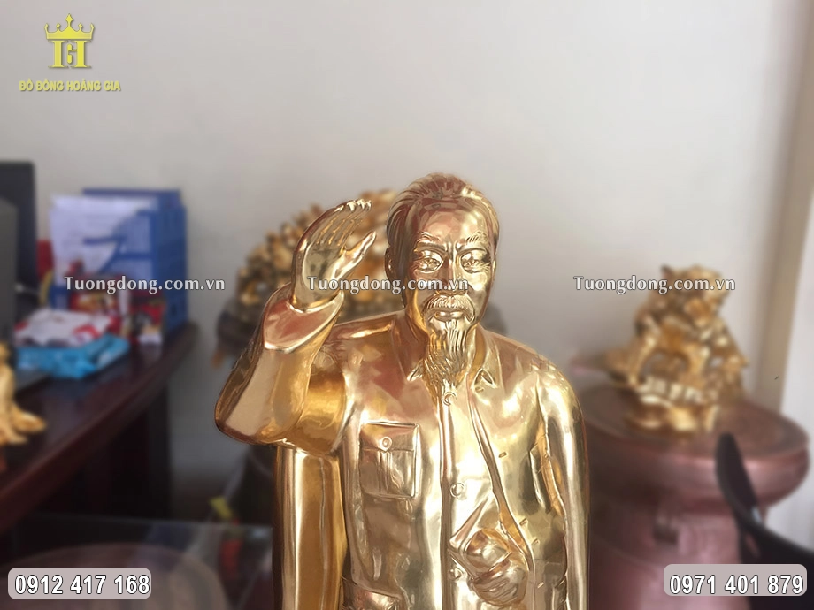Diện mặt Bác được chạm khắc sắc nét, uy nghiêm và nhân hậu